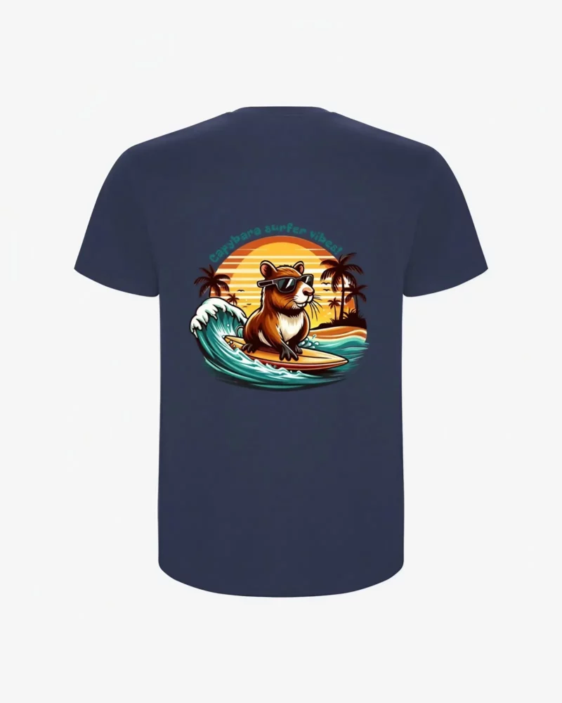 Camiseta Capybara surfer vibes (azul denim) (detrás)