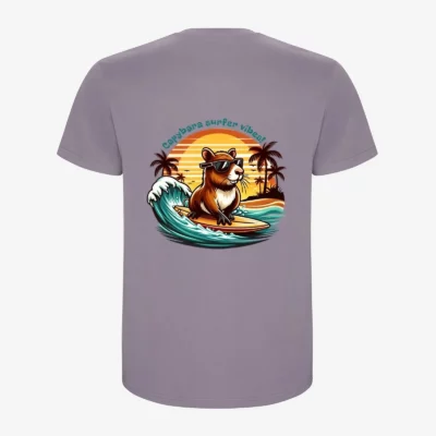 Camiseta Capybara surfer vibes (lavanda) (detrás)