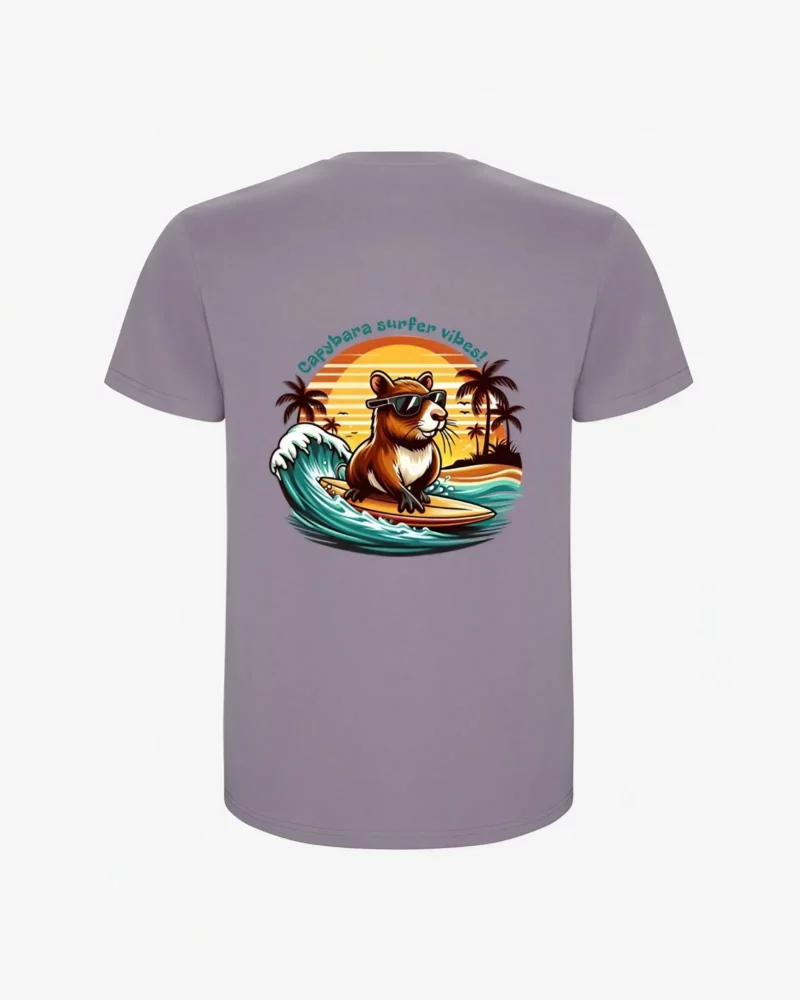 Camiseta Capybara surfer vibes (lavanda) (detrás)
