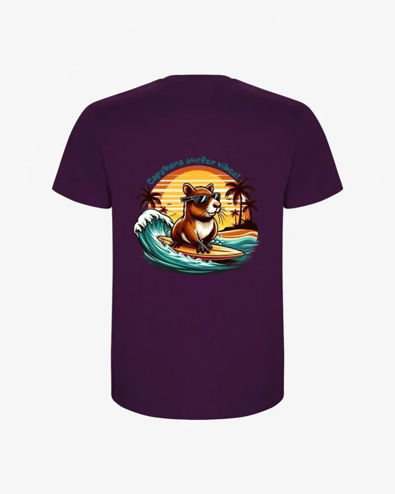 Camiseta Capybara surfer vibes (púrpura) (detrás)