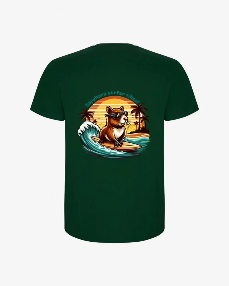 Camiseta Capybara surfer vibes (verde botella) (detrás)